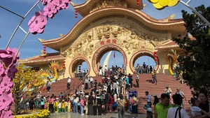 Khách tham quan xếp hàng vào cổng Suối Tiên trong dịp Tết Bính Ngọ 2026. (Ảnh: Thương Lê)