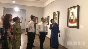 Các đại biểu tham quan Trưng bày. (Ảnh: LINH BẢO)