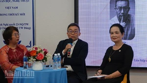 Nhà văn Đông Tây giao lưu tại chương trình. (Ảnh: Mạnh Hảo)