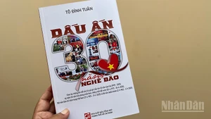 Bìa cuốn sách "Dấu ấn 30 năm nghề báo" của nhà báo Tô Đình Tuân. (Ảnh: MẠNH HẢO)