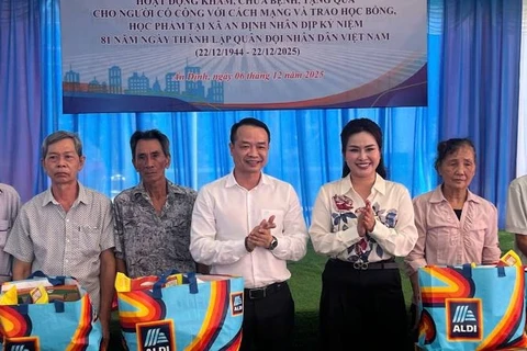 Đồng chí An Văn Quang, Phó Vụ trưởng, Phó trưởng Đại diện Báo Nhân Dân tại khu vực miền nam và Trưởng Ban liên lạc Đồng hương Vĩnh Long tại Hà Nội Nguyễn Thị Xuân Mai, trao quà cho bà con.