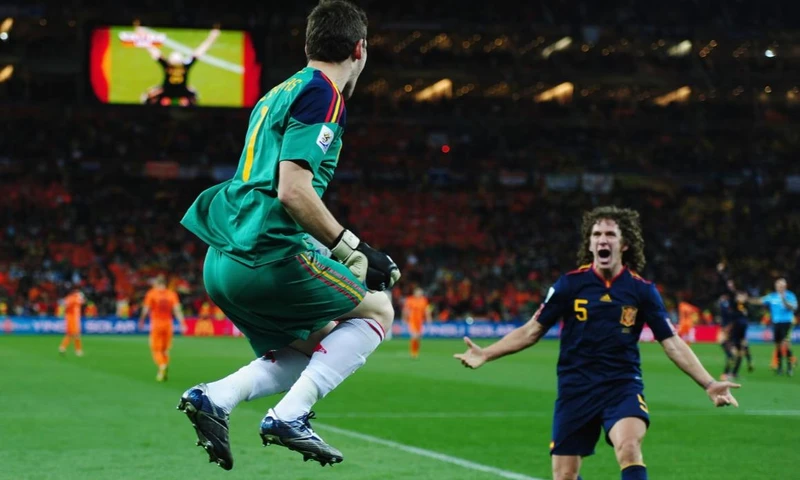 Iker Casillas (bìa trái) và Carles Puyol ăn mừng sau khi Tây Ban Nha giành chiến thắng trận chung kết World Cup tại Nam Phi năm 2010. (Ảnh: FIFA)