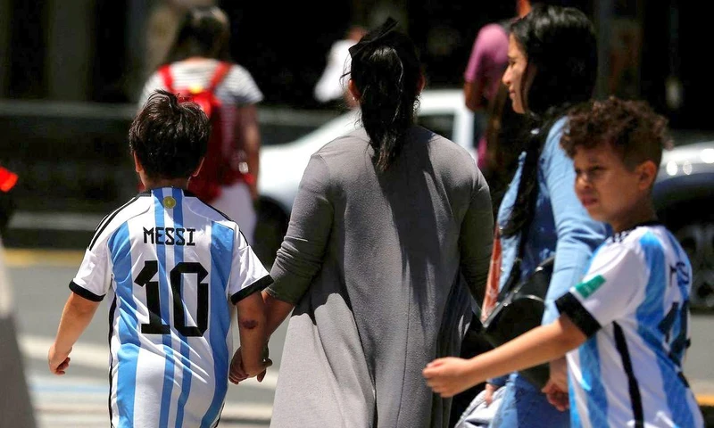 Adidas ghi nhận nhu cầu tăng cao bất thường trên toàn cầu đối với áo thi đấu của tuyển Argentina. (Ảnh: Reuters)