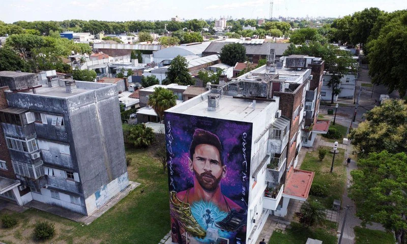 Bức tranh tường khổng lồ về ngôi sao Lionel Messi gần ngôi nhà nơi anh sinh ra ở Rosario, Argentina. (Ảnh: Reuters)
