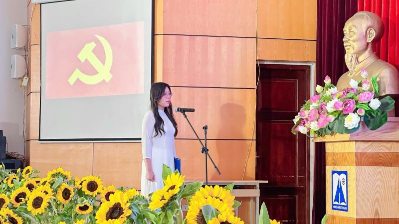 Học sinh Đỗ Khánh Huyền phát biểu ý kiến tại buổi lễ. hs.jpg