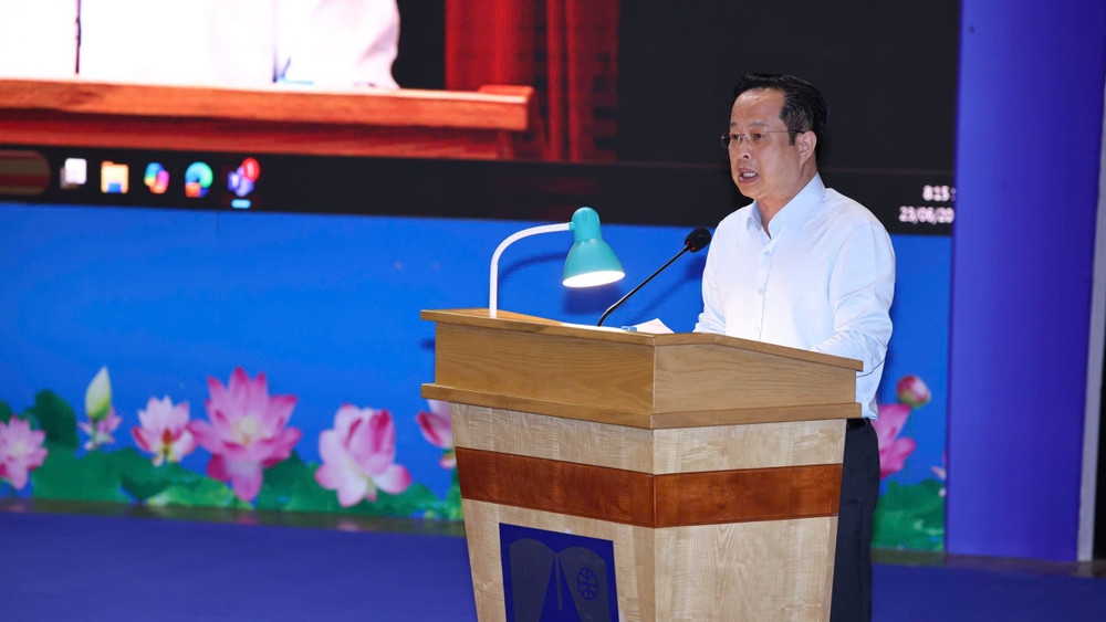 Giám đốc Sở Giáo dục và Đào tạo Hà Nội Trần Thế Cương phát biểu ý kiến tại hội nghị. (Ảnh: ĐẠI THẮNG) z6732779959911-d95db896668bd6ed7bc17a3d60509740.jpg