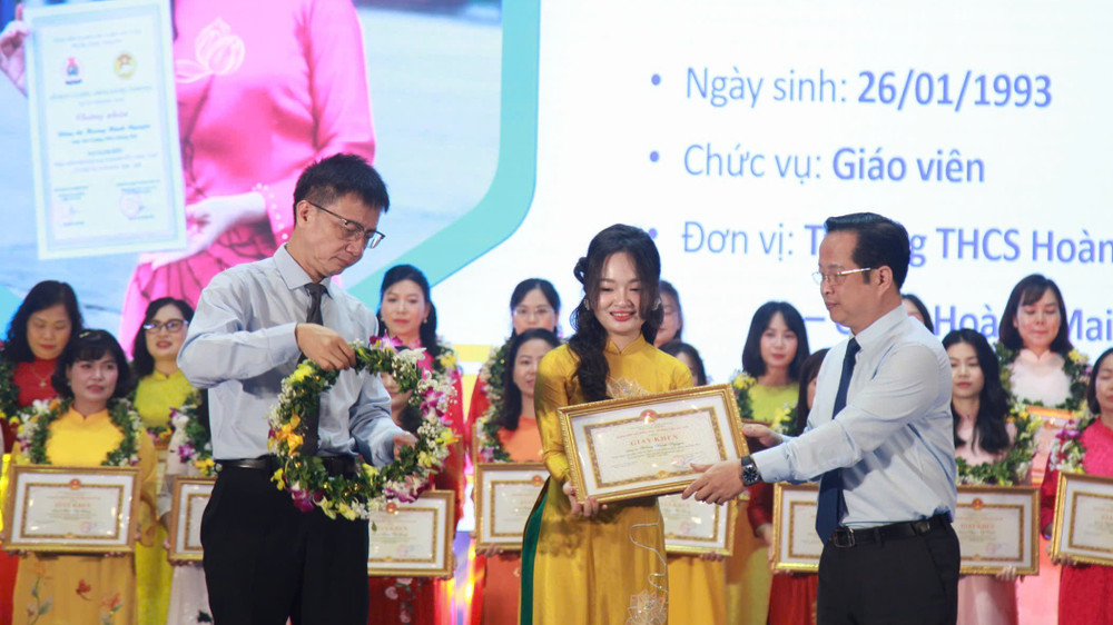 Giám đốc Sở Giáo dục và Đào tạo Hà Nội Trần Thế Cương (đứng ngoài cùng, bên phải) trao giải cho nhà giáo tâm huyết, sáng tạo. z6727480220363-111685bfc30a9296008d230d082c7379.jpg