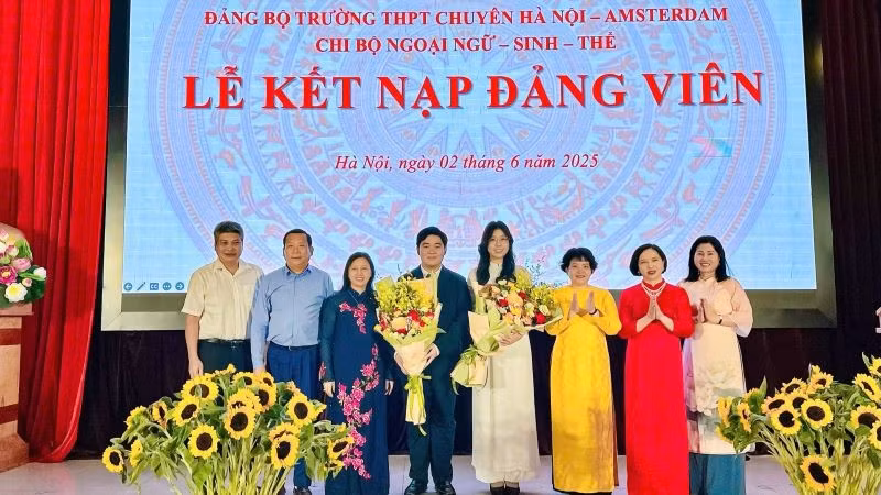 Quang cảnh buổi lễ kết nạp Đảng.