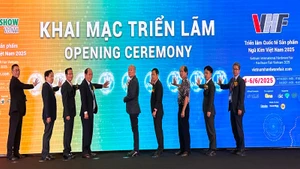 Các đại biểu thực hiện nghi thức khai mạc hai triển lãm VHF 2025 và Home Show Vietnam 2025.