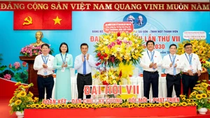 Đồng chí Nguyễn Văn Dũng, Thành ủy viên, Phó Chủ tịch Ủy ban nhân dân Thành phố (thứ ba, từ trái qua) tặng hoa chúc mừng Đại hội VII Tổng Công ty (Ảnh: SATRA)
