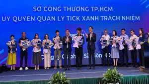 Sở Công thương thành phố trao ủy quyền quản lý “Tick xanh trách nhiệm” cho các hệ thống phân phối lớn.