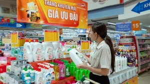Hệ thống bán lẻ SATRA triển khai chương trình “Khuyến mãi rực rỡ-Mua hết cỡ”. Ảnh: SATRA