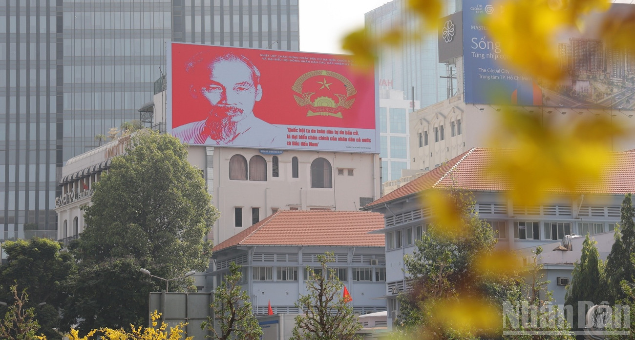 Thành phố Hồ Chí Minh rực rỡ cờ hoa trước ngày hội non sông.