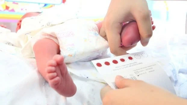 Lấy máu gót chân sàng lọc cho trẻ sơ sinh.