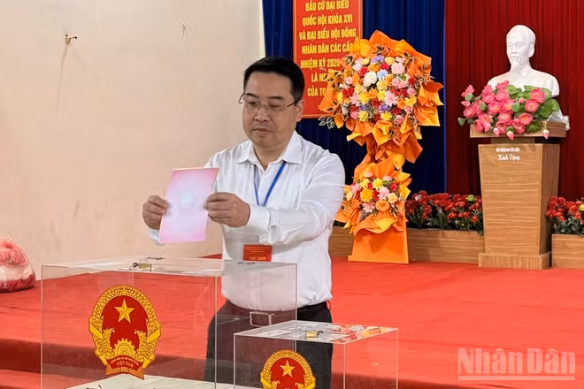 Đồng chí Nguyễn Tuấn Anh, Chủ tịch Ủy ban nhân dân tỉnh Lào Cai bỏ phiếu bầu cử tại khu vực bầu cử số 6, xã Yên Bình. (Ảnh: THANH SƠN)