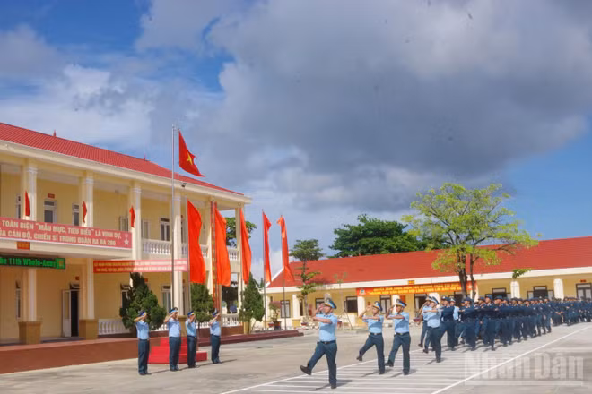 Thực hiện nội dung Điều lệnh đội ngũ đơn vị. 