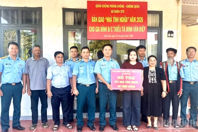 Đại tá Nguyễn Hải Hà, Chính ủy Trung đoàn Ra đa 290 đại diện Sư đoàn 375 trao nhà tình nghĩa cho gia đình Thiếu tá Đinh Văn Điệp.