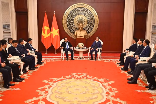 Bộ trưởng Nông nghiệp và Môi trường Trần Đức Thắng cùng đoàn công tác của Bộ đã đến thăm và làm việc với Đại sứ quán Việt Nam tại Bắc Kinh. (Ảnh: TÙNG ĐINH)