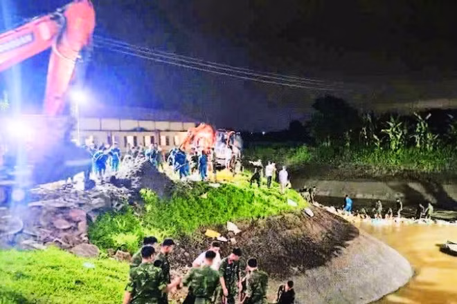 Xử lý sự cố mạch đùn, mạch sủi trạm bơm Cẩm Bào. (Ảnh: MAI TOAN)