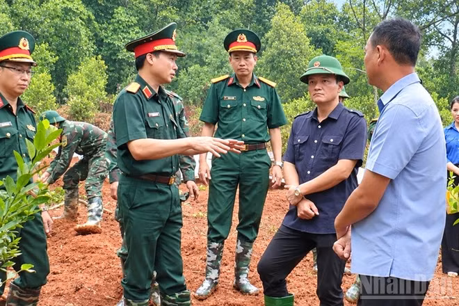 Đồng chí Giàng Quốc Hưng (mặc áo đen) trao đổi với các lực lượng đang làm nhiệm vụ tại khu vực tìm kiếm hài cốt liệt sĩ. (Ảnh: HỮU HUỲNH)