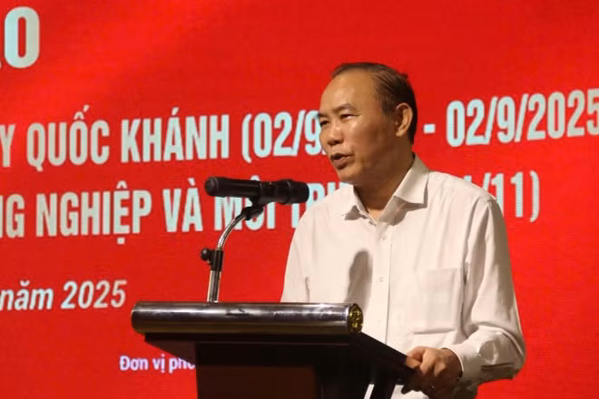 Thứ trưởng Phùng Đức Tiến phát biểu tại buổi họp báo.