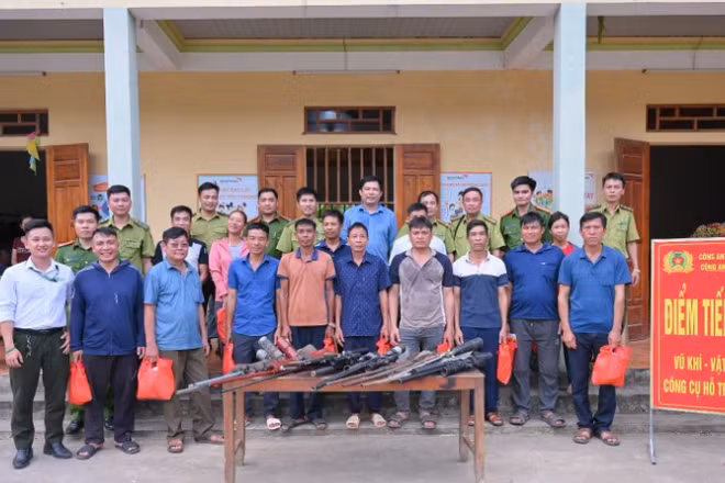 Người dân chủ động giao nộp súng săn và các vật liệu nổ cho cơ quan chức năng.
