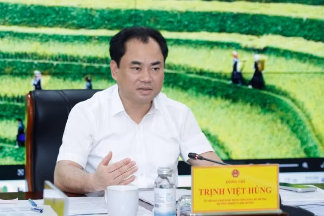 Bộ trưởng Nông nghiệp và Môi trường Trịnh Việt Hùng chủ trì cuộc họp nghe báo cáo tiến độ xây dựng ba dự án luật. (Ảnh: KHƯƠNG TRUNG)