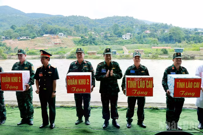 Đồng chí Dương Quốc Huy, Ủy viên Trung ương Đảng, Bí thư Tỉnh ủy Lào Cai trao quà cho các đơn vị tham gia diễn tập. (Ảnh: THANH SƠN)