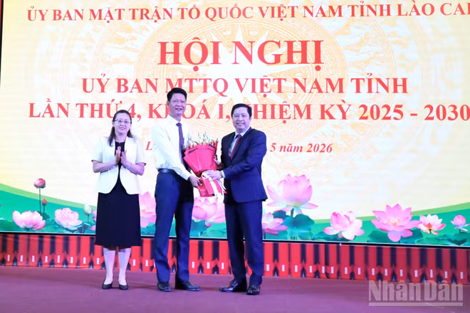 Đồng chí Dương Quốc Huy, Ủy viên Trung ương Đảng, Bí thư Tỉnh ủy và đồng chí Giàng Thị Dung, Phó Bí thư Tỉnh ủy, Trưởng đoàn đại biểu Quốc hội tỉnh trao hoa chúc mừng đồng chí Nguyễn Thế Phước.