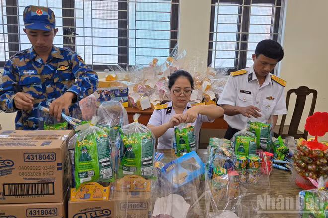 Cán bộ, chiến sĩ Lữ đoàn 680, Vùng 3 Hải quân chuẩn bị những phần quà Trung thu dành tặng các cháu thiếu nhi.