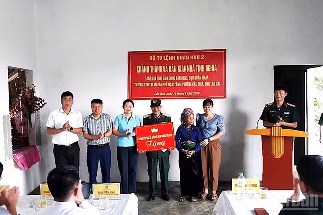 Các cơ quan đơn vị trao nhiều phần quà cho cựu chiến binh Đồng Văn Nhao. (Ảnh: THANH SƠN)