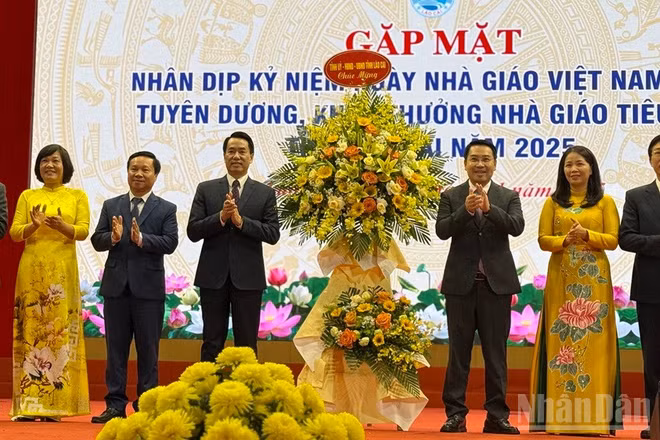 Lãnh đạo tỉnh Lào Cai tặng hoa chúc mừng Ngày nhà giáo Việt Nam. (Ảnh: THANH SƠN)