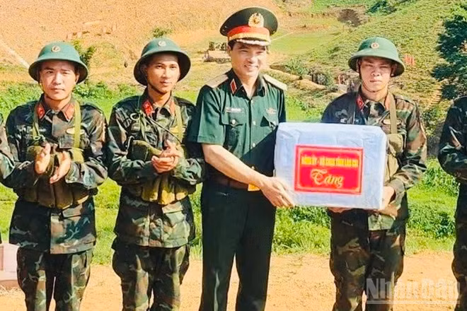 Thiếu tướng Đặng Quốc Đồng, Chỉ huy trưởng Bộ Chỉ huy quân sự tỉnh Lào Cai tặng quà cho lực lượng bắn đạn thật. (Ảnh: THANH SƠN)