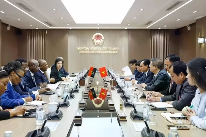 Bộ trưởng Nông nghiệp và Môi trường Trịnh Việt Hùng hội đàm với Bộ trưởng Nông nghiệp và Lâm nghiệp Angola Issac Francisco Maria dos Anjos nhằm thúc đẩy quan hệ hợp tác kinh tế, thương mại và kỹ thuật trong lĩnh vực nông nghiệp giữa hai nước. (Ảnh: KHƯƠNG TRUNG)