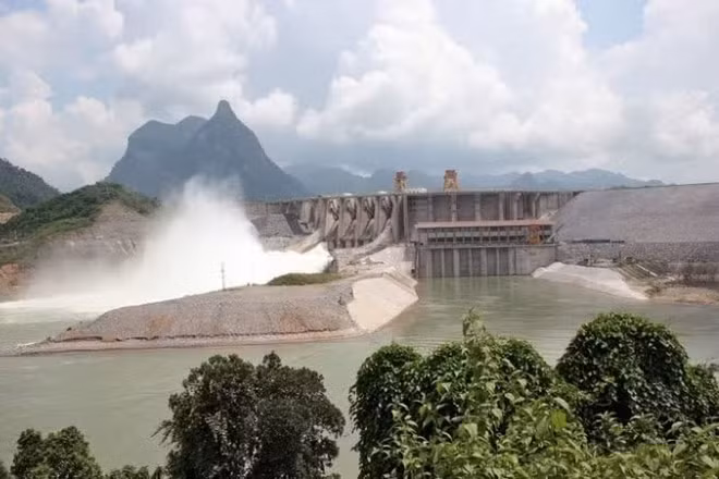 Bộ trưởng Nông nghiệp và Môi trường ban hành Công điện số 7584 /CĐ-BNNMT yêu cầu Công ty Thủy điện Tuyên Quang đóng một cửa xả đáy hồ thủy điện Tuyên Quang từ 16 giờ ngày 13/7.