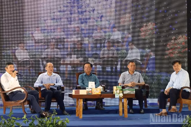 Các đại biểu trao đổi về những thách thức trong xây dựng người nông dân chuyên nghiệp.