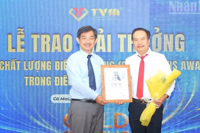 Phó Giáo sư, Tiến sĩ, bác sĩ Nguyễn Huy Thắng (trái), Phó Chủ tịch Hội Đột quỵ Việt Nam, thành viên chuyên gia Ban Chỉ đạo toàn cầu của Chương trình Angels trao Giấy chứng nhận cho bác sĩ Phạm Thanh Vũ, Chủ tịch Hội đồng Quản trị Bệnh viện đa khoa Thanh Vũ Medic Bạc Liêu (tỉnh Cà Mau). (Ảnh: TRỌNG DUY)