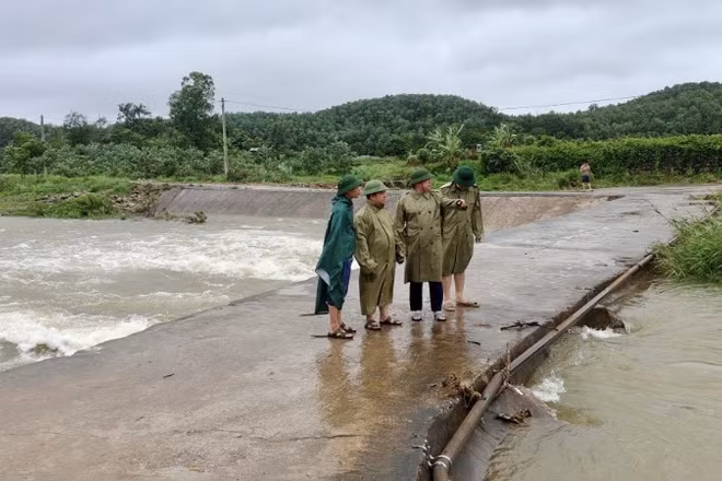 Lãnh đạo xã Quảng Tân (Quảng Ninh) kiểm tra việc bảo đảm an toàn các vị trí ngầm tràn trên địa bàn xã. (Ảnh: Baoquangninh.vn)