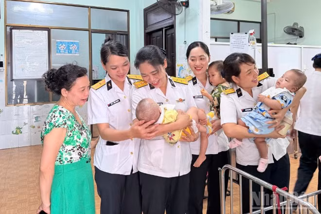 Hội Phụ nữ Trung tâm Bảo đảm kỹ thuật Vùng 3 Hải quân đã tổ chức thăm, động viên và tặng quà các em nhỏ tại Trung tâm Nuôi dưỡng trẻ mồ côi thuộc Hội Chữ thập đỏ thành phố Đà Nẵng.