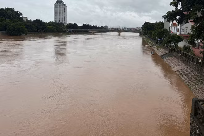Hình ảnh nước sông Kỳ Cùng đang lên lúc 8 giờ 30 phút ngày 22/8. (Hình ảnh do Đài Khí tượng thủy văn Lạng Sơn cung cấp)