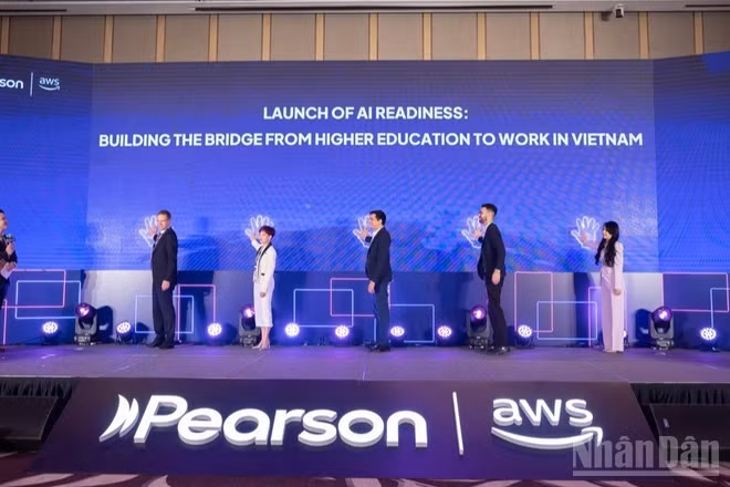 Các đại biểu ấn nút công bố Báo cáo của Pearson và AWS về năng lực sẵn sàng ứng dụng AI của sinh viên Việt Nam tổ chức ngày 6/10, tại Hà Nội.