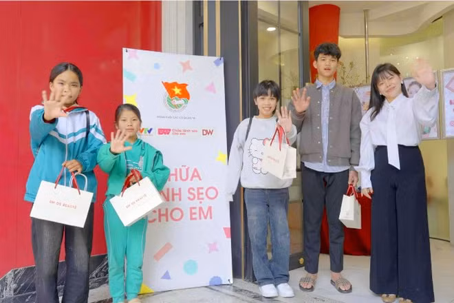 Dự án “Chữa lành sẹo cho em” được triển khai theo hướng đồng hành lâu dài, kết hợp điều trị y khoa với phục hồi tâm lý, từng bước giúp các em tự tin hòa nhập cộng đồng.