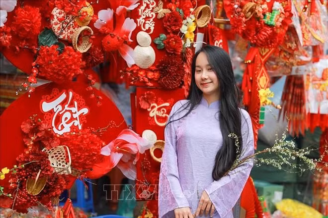 Chợ hoa Hàng Lược còn mang đến cảm giác gần gũi, thư thái giữa nhịp sống đô thị, mở ra không gian trải nghiệm văn hóa truyền thống mang đậm không khí Tết của Hà Thành.