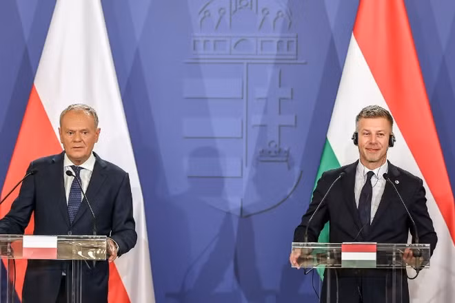 Thủ tướng Ba Lan Donald Tusk (trái) và Thủ tướng Hungary Peter Magyar tại cuộc họp báo sau hội nghị ở Godollo, Hungary ngày 23/6/2026. (Ảnh: THX/TTXVN)