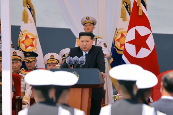 Nhà lãnh đạo Triều Tiên Kim Jong Un phát biểu tại lễ bàn giao tàu khu trục Choe Hyon ở thành phố cảng Nampho, Triều Tiên, ngày 23/6/2026. (Ảnh: YONHAP/TTXVN)