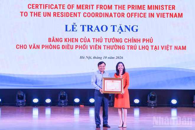 Thứ trưởng Nông nghiệp và Môi trường Nguyễn Hoàng Hiệp trao bằng khen của Thủ tướng Chính phủ cho đại diện Văn phòng điều phối viên thường trú Liên hợp quốc tại Việt Nam.