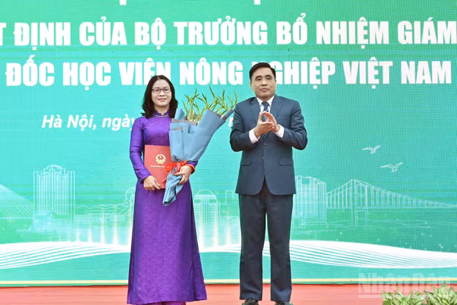 Thứ trưởng Nông nghiệp và Môi trường Nguyễn Quốc Trị trao quyết định tiếp tục giữ chức Giám đốc Học viện Nông nghiệp Việt Nam cho Giáo sư, Tiến sĩ Nguyễn Thị Lan.