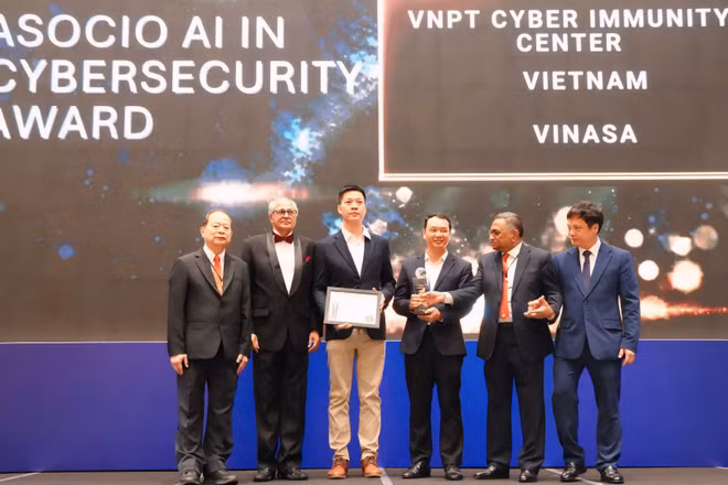 Đại diện VNPT Cyber Immunity nhận giải AI in Cybersecurity (Ảnh VNPT)