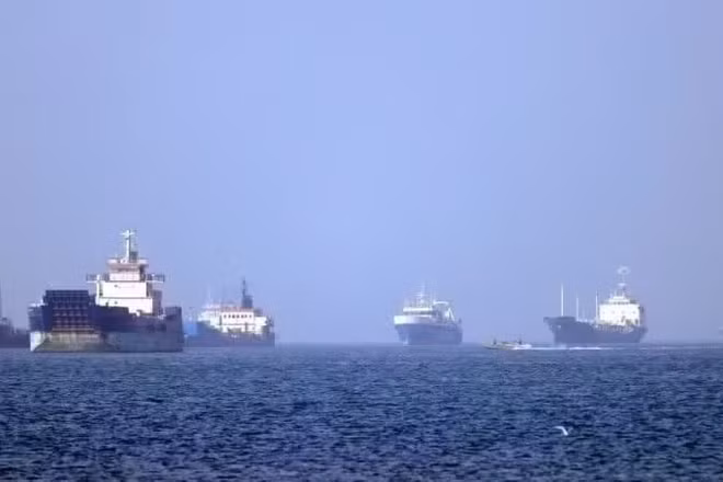 Tàu thuyền vận chuyển trên eo biển Hormuz. (Ảnh: Tân Hoa Xã)