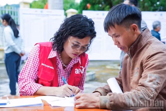 Hơn 350 hộ dân nghèo và cận nghèo tại bốn xã của tỉnh Đắk Lắk đã được nhận hỗ trợ tiền mặt với tổng kinh phí 1,05 tỷ đồng.